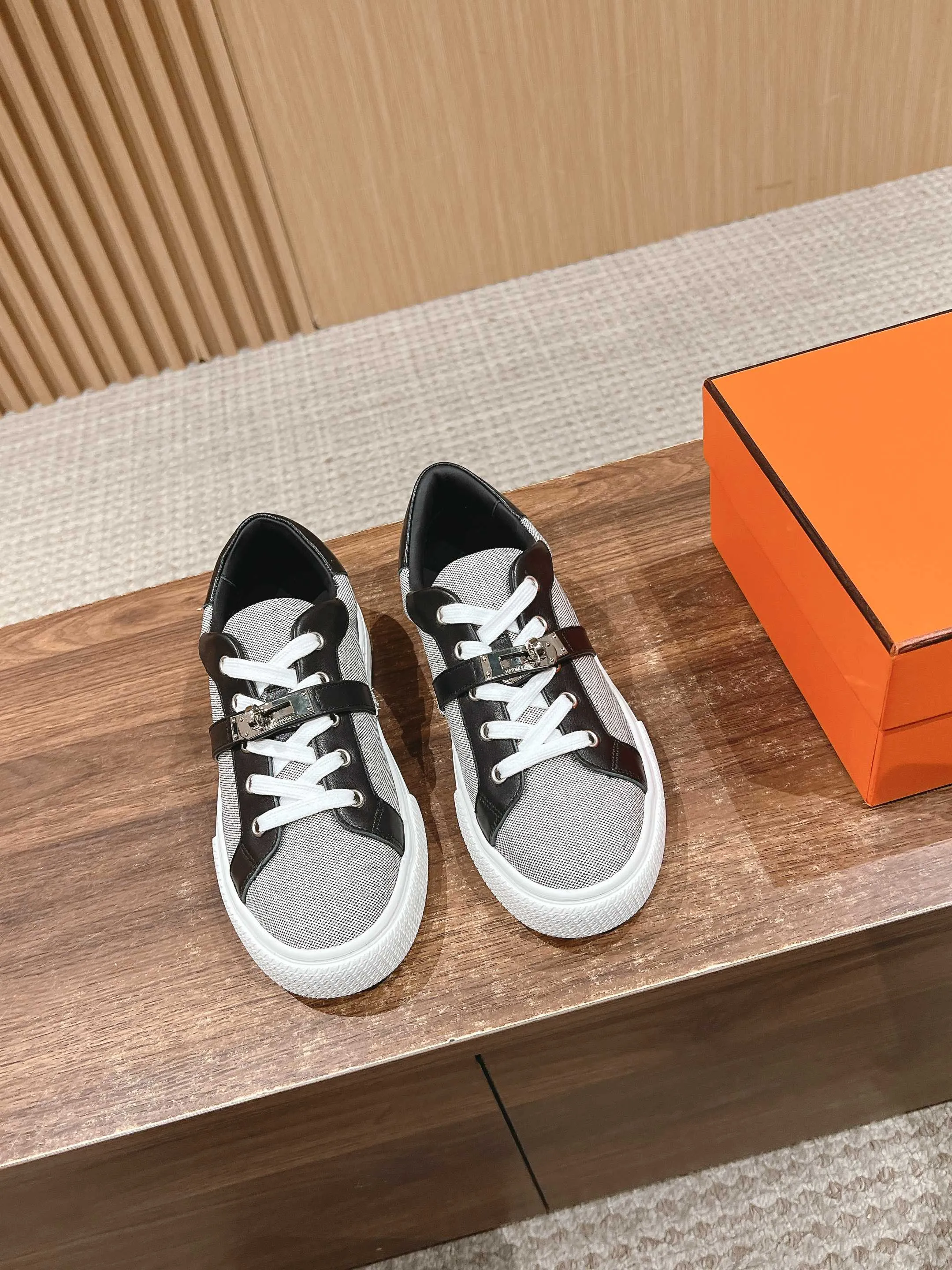 👟👟Ex-factory price 520👟👟 [Cloth cover]🍓 𝐇𝐄𝐑𝐌𝐄𝐒 Hermès classic couple model #𝐊𝐞𝐥𝐥𝐲 buckle casual white shoes skateboard shoes, no shoes collision at all, full of unknown Hermès It’s rare to find flat casual shoes, and they come with classic palladium-plated Kelly shoe buckles! People will fall in love with it at first glance. It is very versatile ~ you can wear it with skirts and pants at will. 🉑️Close your eyes and look super noble. ❥ MATERIAL Specific cowhide/canvas material, sheepskin lining, original molded TPU outsole Size: 35-44